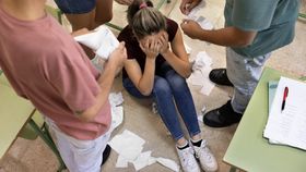 VIDEO O adolescentă de 13 ani din Argeș a fost agresată de alte minore. Mama victimei se teme pentru viața fiicei sale